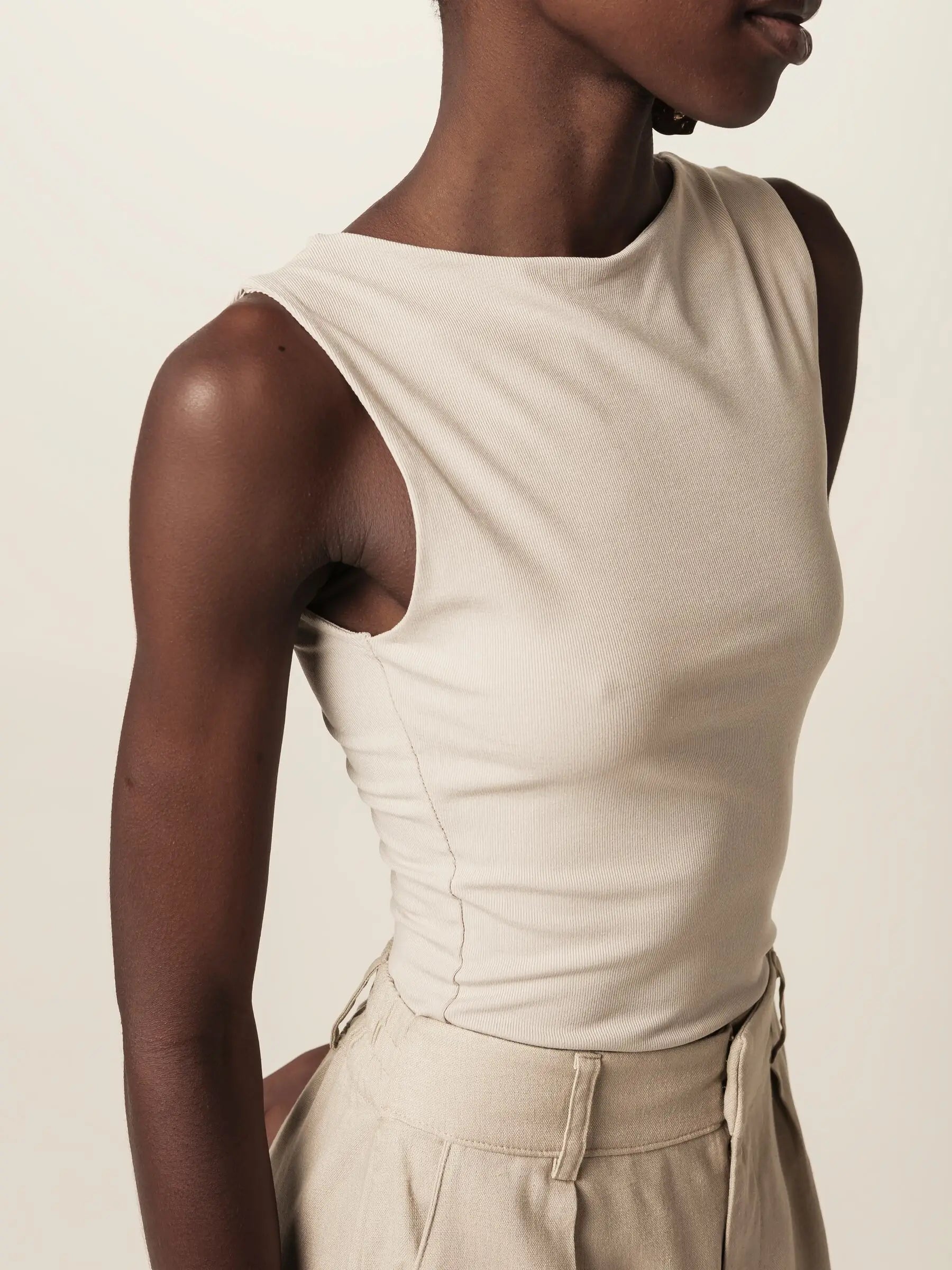 Regata Canoa Peônia de Viscose FSC™ Bege Claro Essencial 365. Compre online moda sustentável e atemporal na Minimadeia, marca slow fashion de roupas femininas. Foto produto JUN26 07