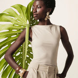 Regata Canoa Peônia de Viscose FSC™ Bege Claro Essencial 365. Compre online moda sustentável e atemporal na Minimadeia, marca slow fashion de roupas femininas. Foto produto JUN26 12