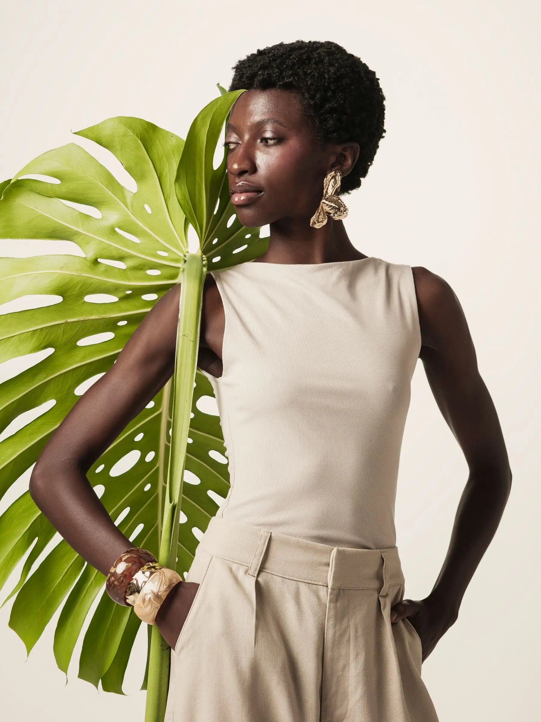 Regata Canoa Peônia de Viscose FSC™ Bege Claro Essencial 365. Compre online moda sustentável e atemporal na Minimadeia, marca slow fashion de roupas femininas. Foto produto JUN26 12