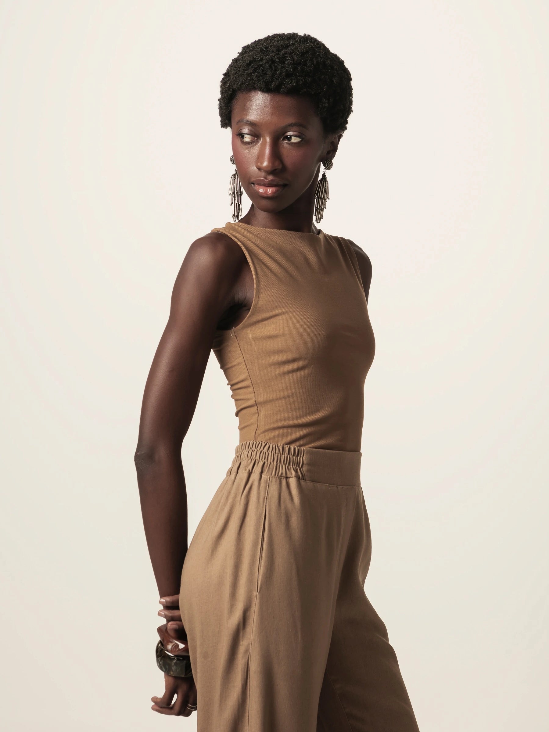 Regata Canoa Peônia de Viscose FSC™ Marrom Claro Essencial 365. Compre online moda sustentável e atemporal na Minimadeia, marca slow fashion de roupas femininas. Foto produto JUN26 06