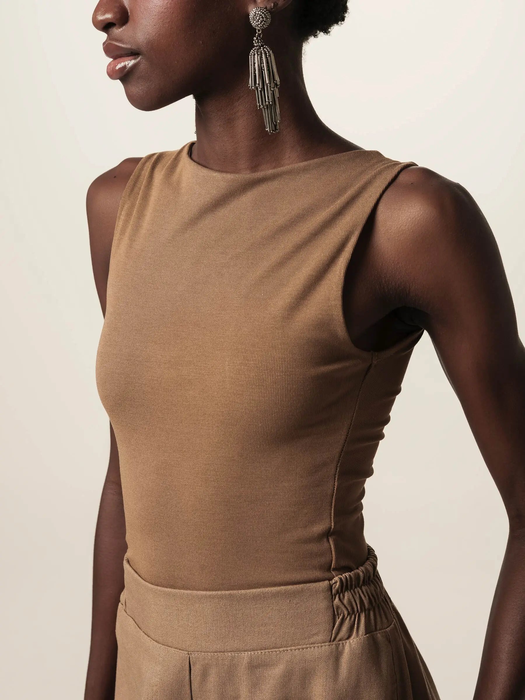 Regata Canoa Peônia de Viscose FSC™ Marrom Claro Essencial 365. Compre online moda sustentável e atemporal na Minimadeia, marca slow fashion de roupas femininas. Foto produto JUN26 07