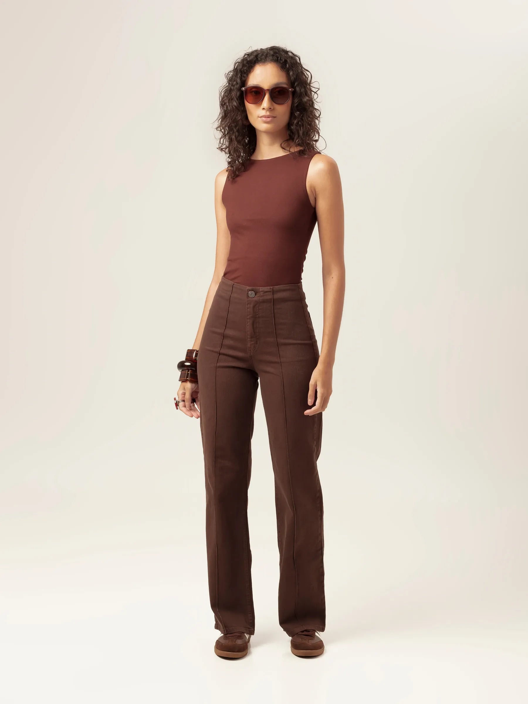 Regata Canoa Peônia de Viscose FSC™ Marrom Escuro Essencial 365. Compre online moda sustentável e atemporal na Minimadeia, marca slow fashion de roupas femininas. Foto produto MAR26 01