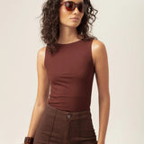 Regata Canoa Peônia de Viscose FSC™ Marrom Escuro Essencial 365. Compre online moda sustentável e atemporal na Minimadeia, marca slow fashion de roupas femininas. Foto produto MAR26 02