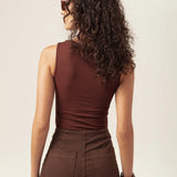 Regata Canoa Peônia de Viscose FSC™ Marrom Escuro Essencial 365. Compre online moda sustentável e atemporal na Minimadeia, marca slow fashion de roupas femininas. Foto produto MAR26 03