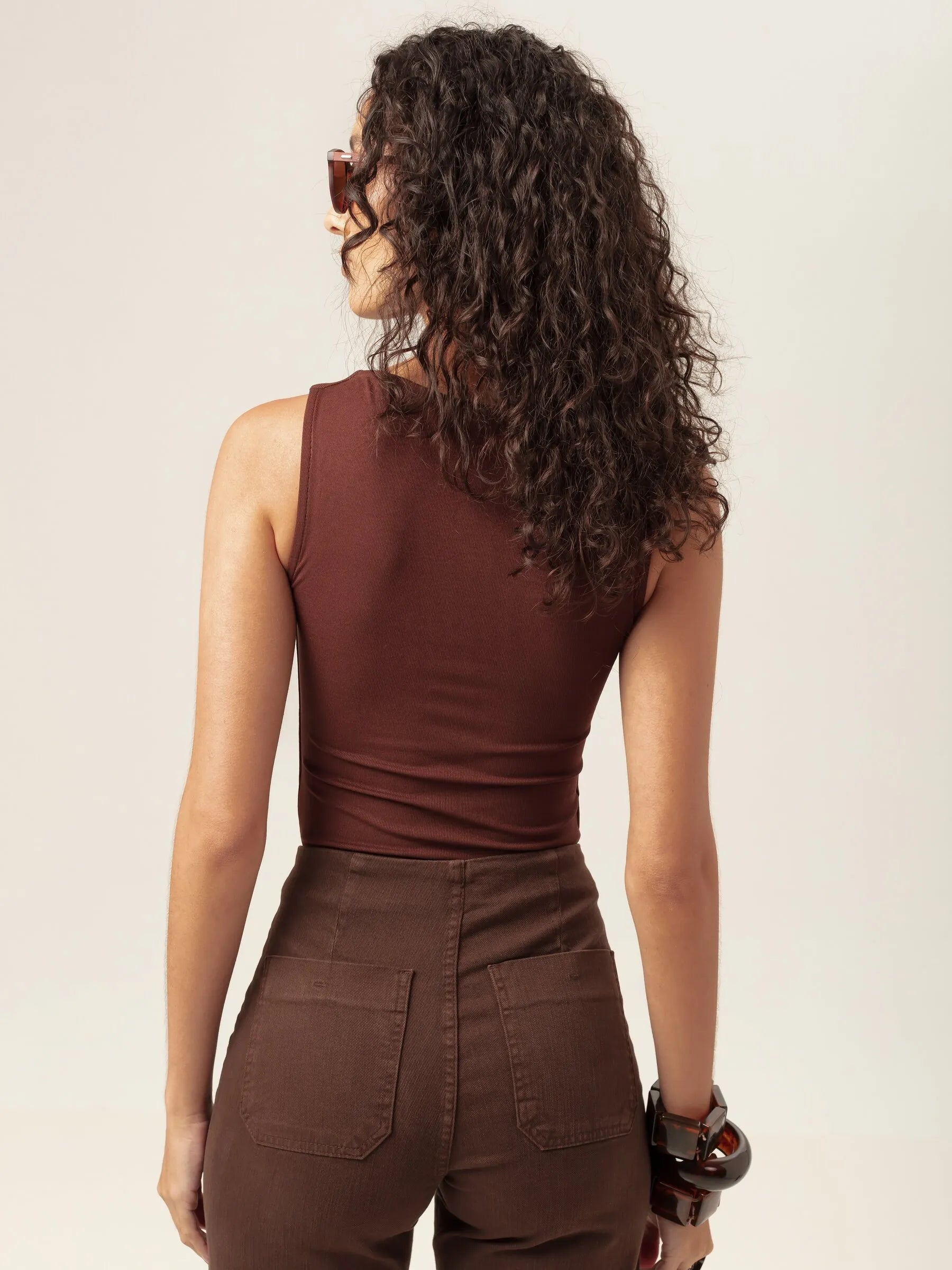 Regata Canoa Peônia de Viscose FSC™ Marrom Escuro Essencial 365. Compre online moda sustentável e atemporal na Minimadeia, marca slow fashion de roupas femininas. Foto produto MAR26 03