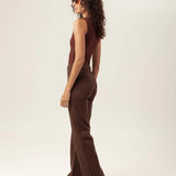 Regata Canoa Peônia de Viscose FSC™ Marrom Escuro Essencial 365. Compre online moda sustentável e atemporal na Minimadeia, marca slow fashion de roupas femininas. Foto produto MAR26 07