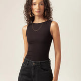 Regata Canoa Peônia de Viscose FSC™ Preta Essencial 365. Compre online moda sustentável e atemporal na Minimadeia, marca slow fashion de roupas femininas. Foto produto MAR26 02