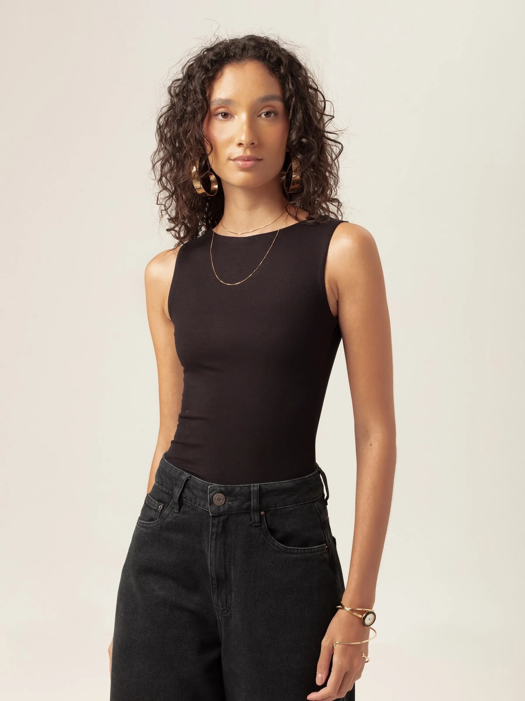 Regata Canoa Peônia de Viscose FSC™ Preta Essencial 365. Compre online moda sustentável e atemporal na Minimadeia, marca slow fashion de roupas femininas. Foto produto MAR26 02