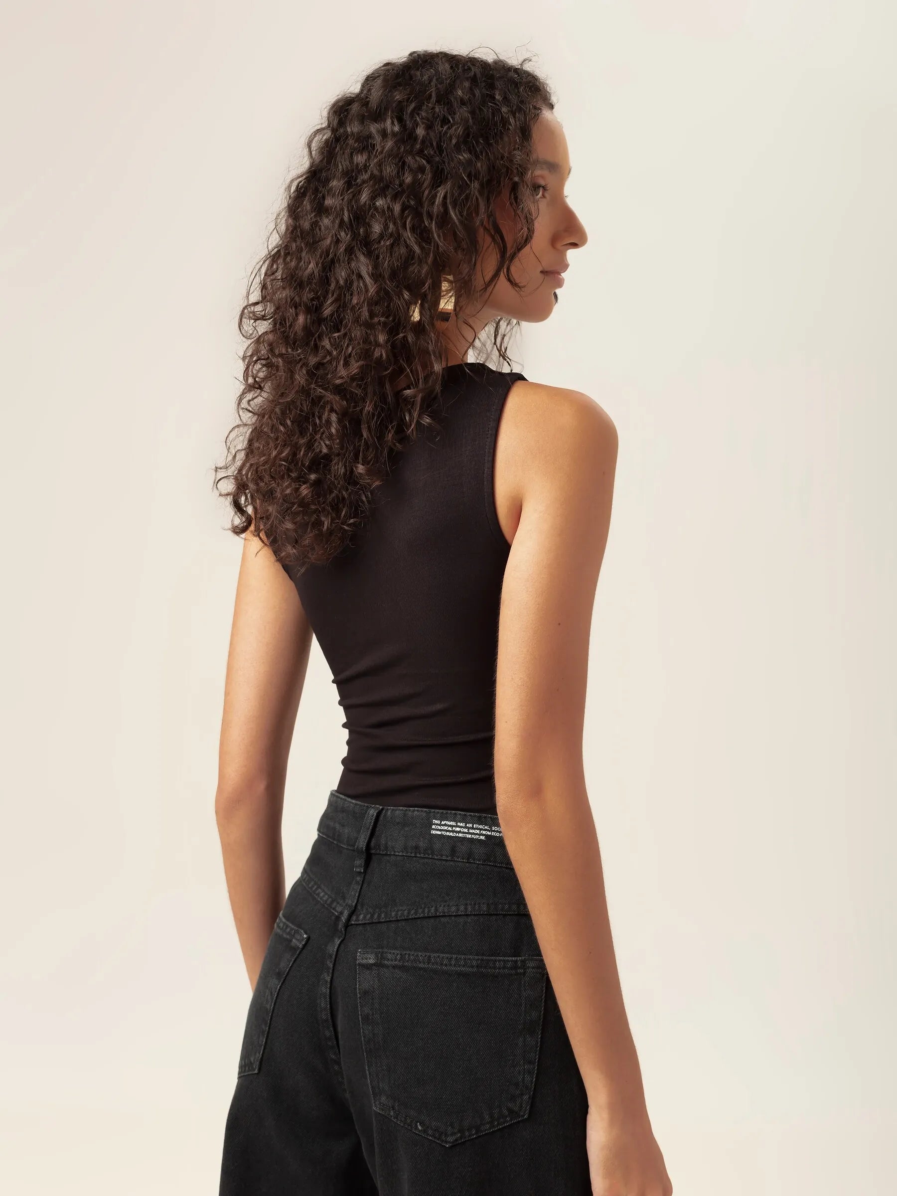 Regata Canoa Peônia de Viscose FSC™ Preta Essencial 365. Compre online moda sustentável e atemporal na Minimadeia, marca slow fashion de roupas femininas. Foto produto MAR26 04