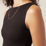 Regata Canoa Peônia de Viscose FSC™ Preta Essencial 365. Compre online moda sustentável e atemporal na Minimadeia, marca slow fashion de roupas femininas. Foto produto MAR26 10