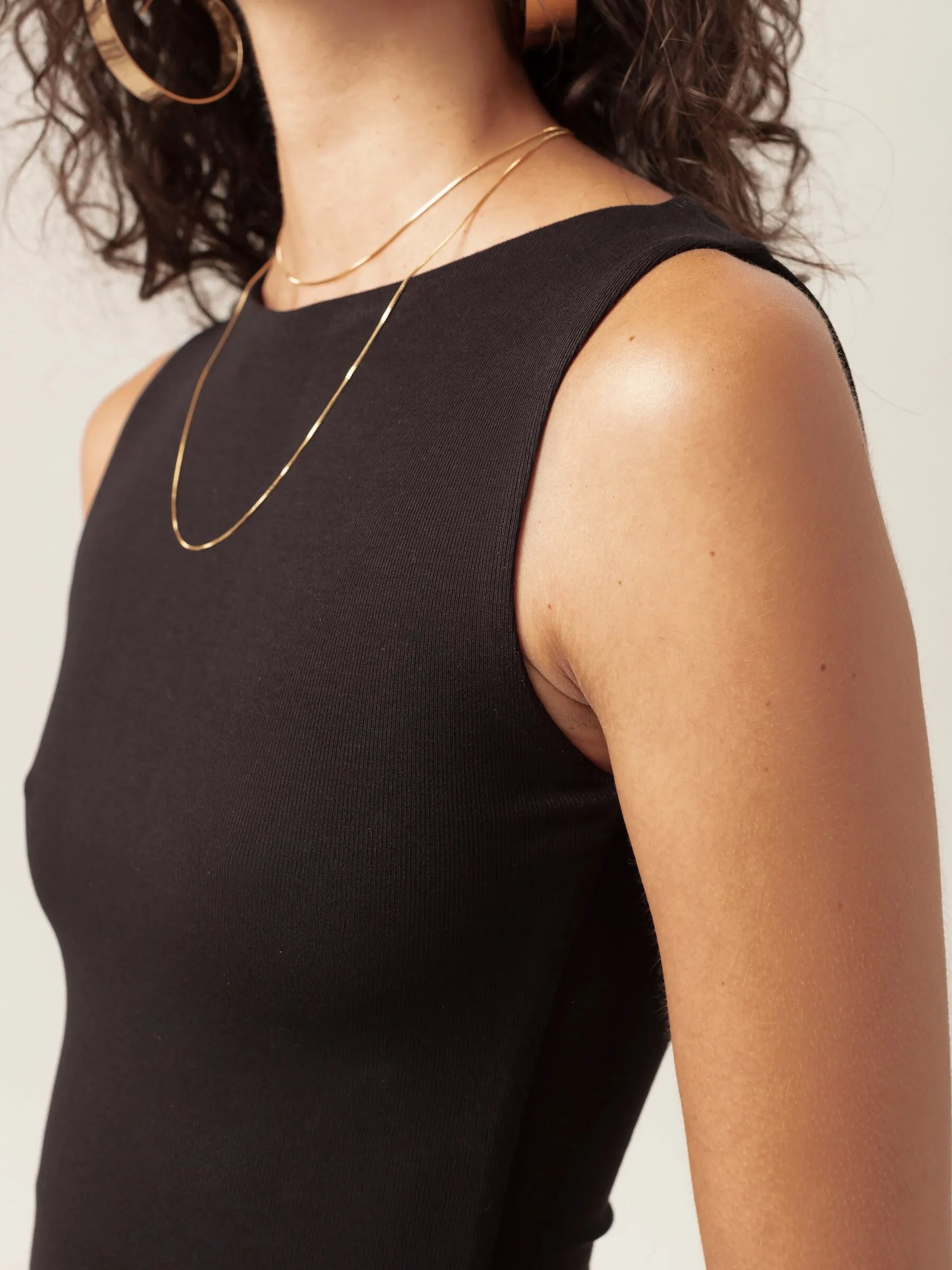 Regata Canoa Peônia de Viscose FSC™ Preta Essencial 365. Compre online moda sustentável e atemporal na Minimadeia, marca slow fashion de roupas femininas. Foto produto MAR26 10