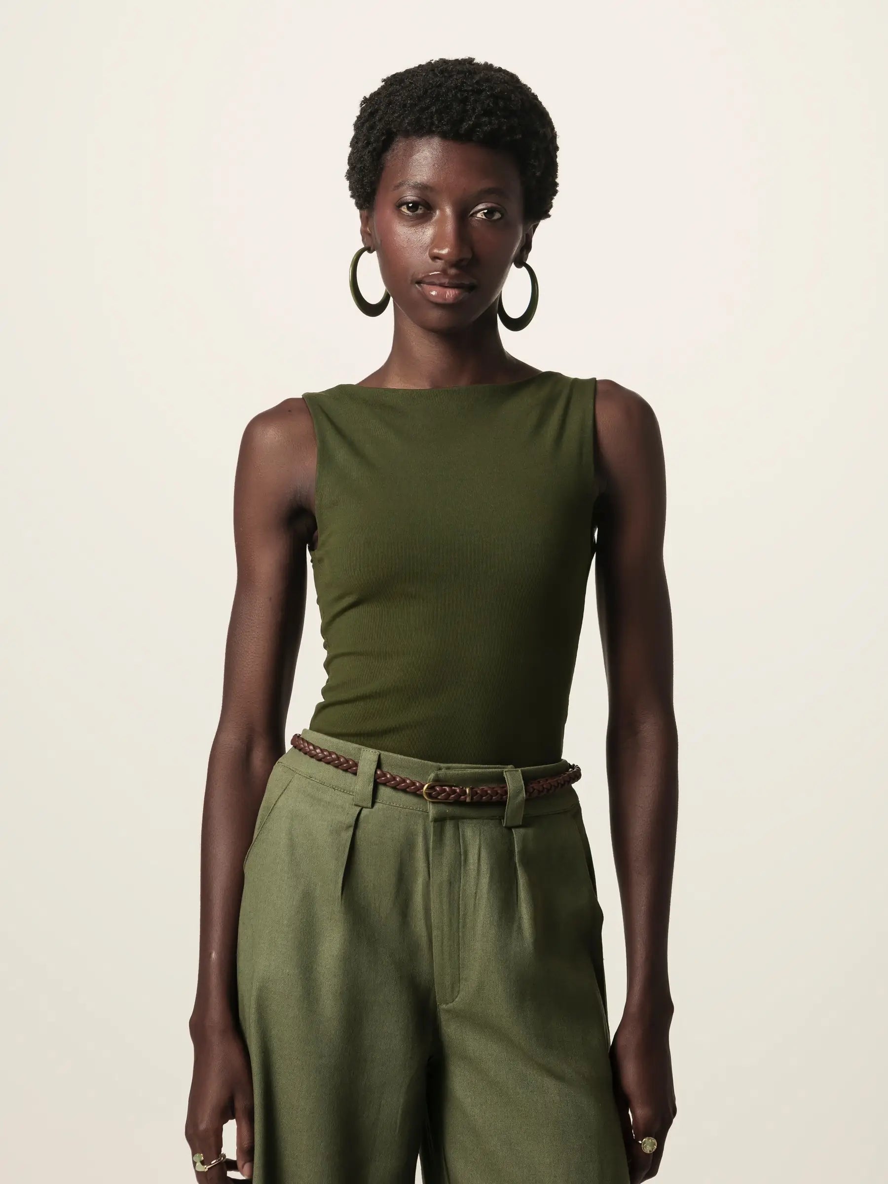 Regata Canoa Peônia de Viscose FSC™ Verde Escuro Essencial 365. Compre online moda sustentável e atemporal na Minimadeia, marca slow fashion de roupas femininas. Foto produto JUN26 07
