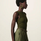 Regata Canoa Peônia de Viscose FSC™ Verde Escuro Essencial 365. Compre online moda sustentável e atemporal na Minimadeia, marca slow fashion de roupas femininas. Foto produto JUN26 08