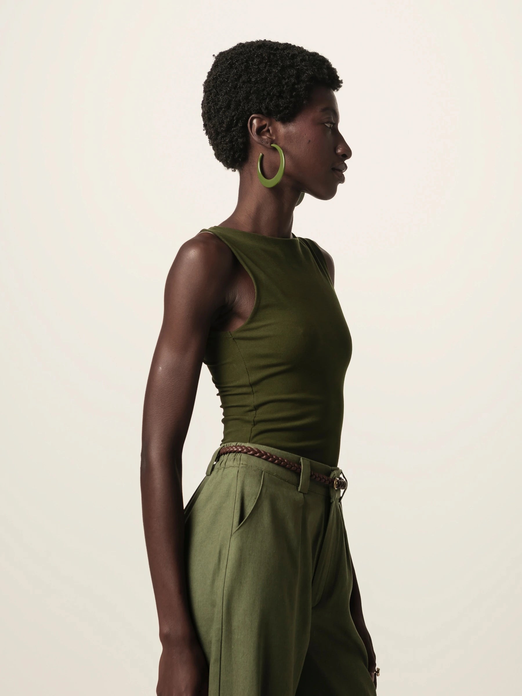 Regata Canoa Peônia de Viscose FSC™ Verde Escuro Essencial 365. Compre online moda sustentável e atemporal na Minimadeia, marca slow fashion de roupas femininas. Foto produto JUN26 08