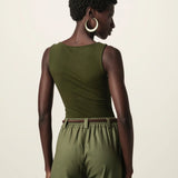 Regata Canoa Peônia de Viscose FSC™ Verde Escuro Essencial 365. Compre online moda sustentável e atemporal na Minimadeia, marca slow fashion de roupas femininas. Foto produto JUN26 09