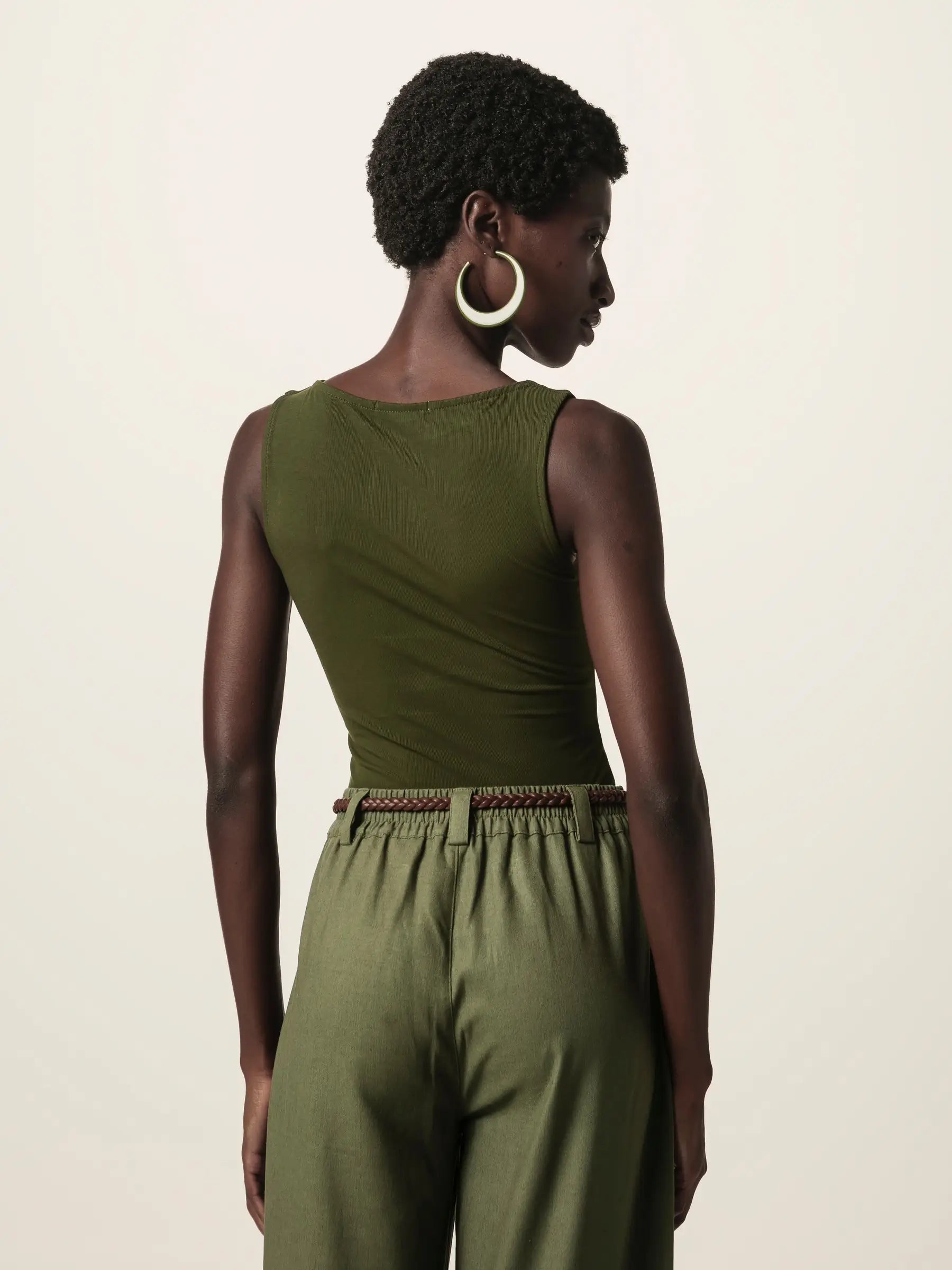 Regata Canoa Peônia de Viscose FSC™ Verde Escuro Essencial 365. Compre online moda sustentável e atemporal na Minimadeia, marca slow fashion de roupas femininas. Foto produto JUN26 09