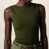 Regata Canoa Peônia de Viscose FSC™ Verde Escuro Essencial 365. Compre online moda sustentável e atemporal na Minimadeia, marca slow fashion de roupas femininas. Foto produto JUN26 10