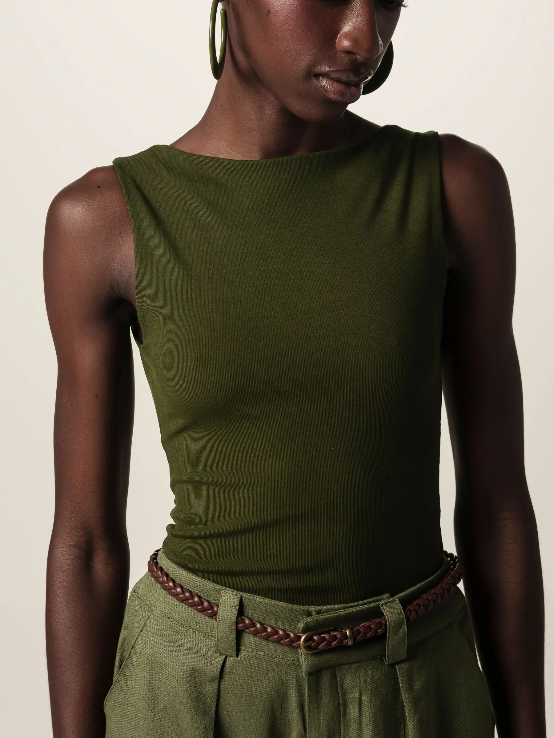 Regata Canoa Peônia de Viscose FSC™ Verde Escuro Essencial 365. Compre online moda sustentável e atemporal na Minimadeia, marca slow fashion de roupas femininas. Foto produto JUN26 10