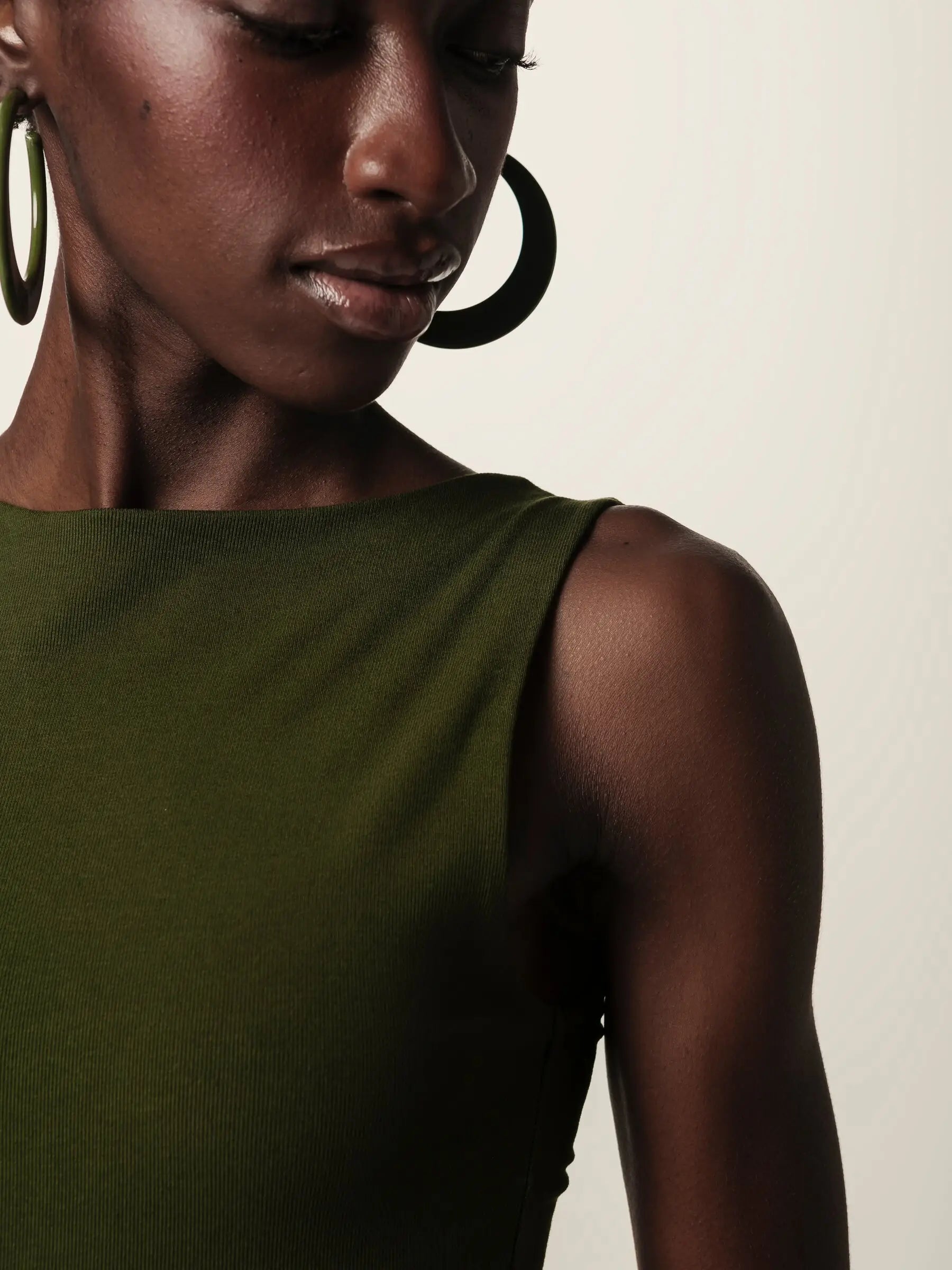 Regata Canoa Peônia de Viscose FSC™ Verde Escuro Essencial 365. Compre online moda sustentável e atemporal na Minimadeia, marca slow fashion de roupas femininas. Foto produto JUN26 11