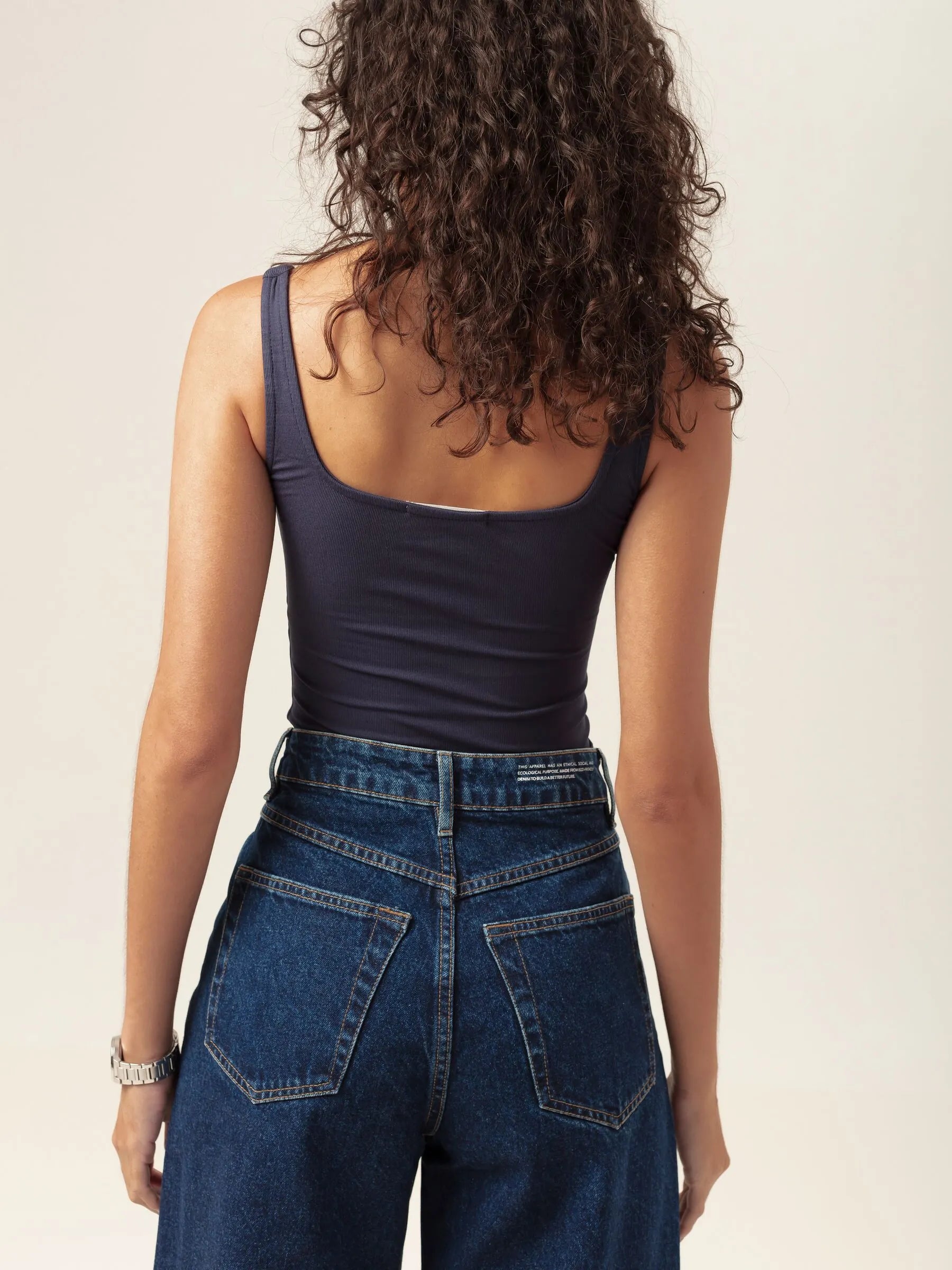 Regata Dupla Orquídea de Viscose FSC™ Azul Escuro Essencial 365. Compre online moda sustentável e atemporal na Minimadeia, marca slow fashion de roupas femininas. Foto produto MAR26 04