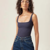 Regata Dupla Orquídea de Viscose FSC™ Azul Escuro Essencial 365. Compre online moda sustentável e atemporal na Minimadeia, marca slow fashion de roupas femininas. Foto produto MAR26 08