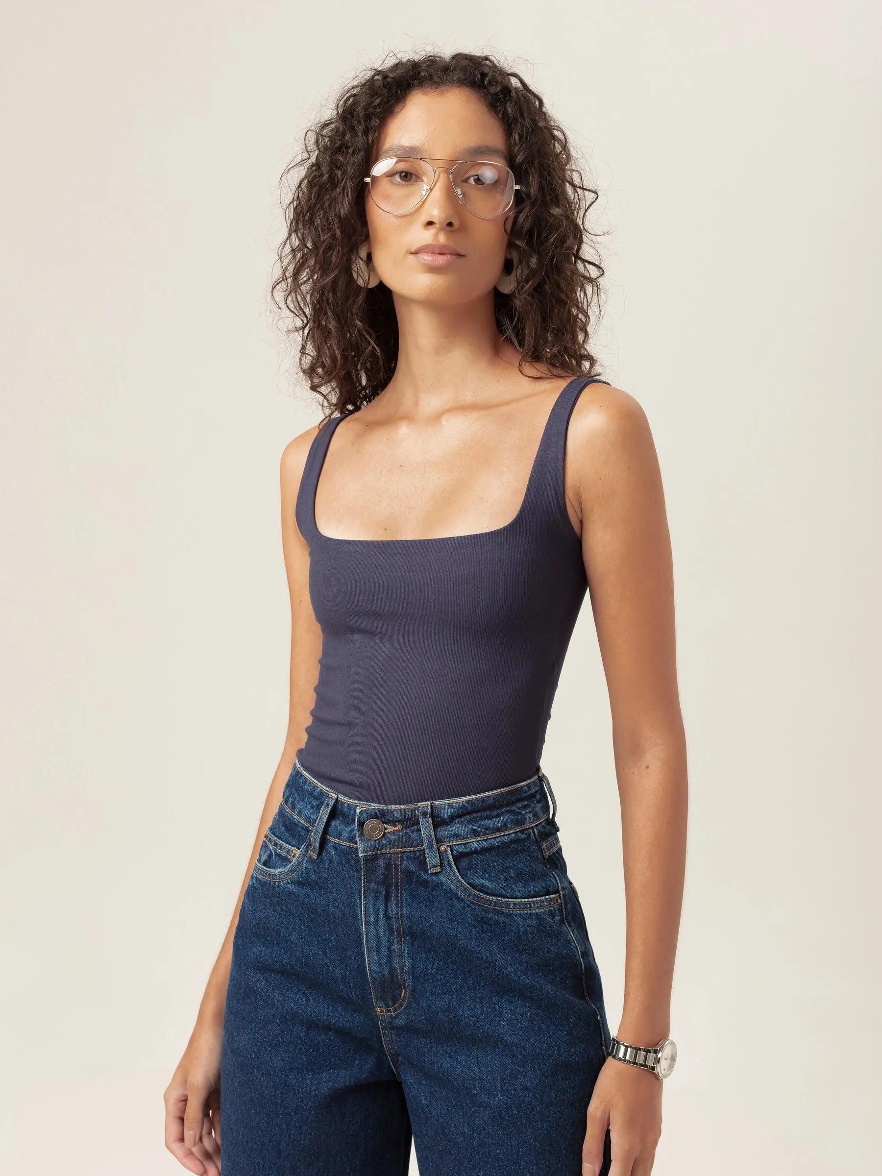 Regata Dupla Orquídea de Viscose FSC™ Azul Escuro Essencial 365. Compre online moda sustentável e atemporal na Minimadeia, marca slow fashion de roupas femininas. Foto produto MAR26 08