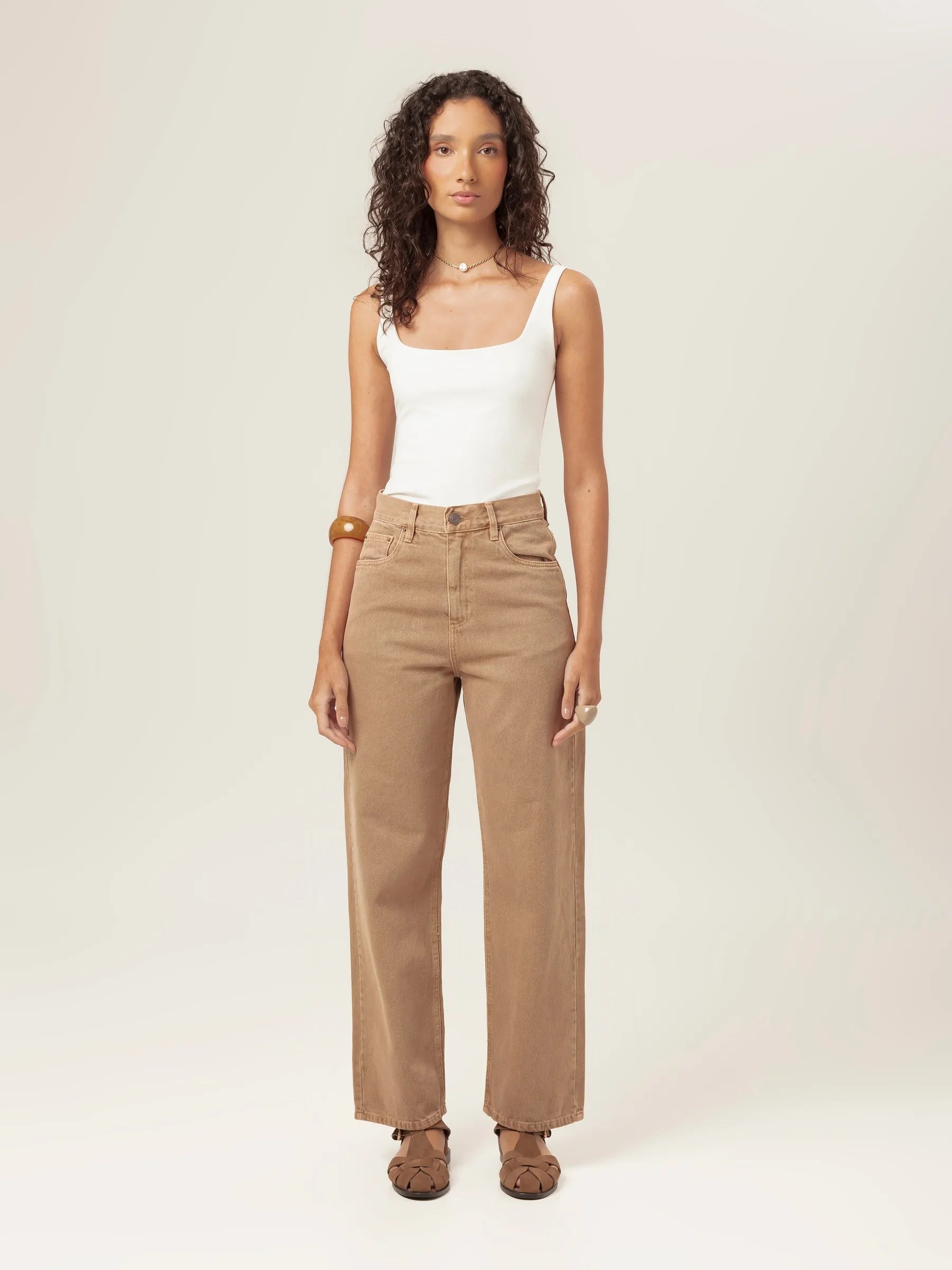 Regata Dupla Orquídea de Viscose FSC™ Branca Essencial 365. Compre online moda sustentável e atemporal na Minimadeia, marca slow fashion de roupas femininas. Foto produto MAR26 01