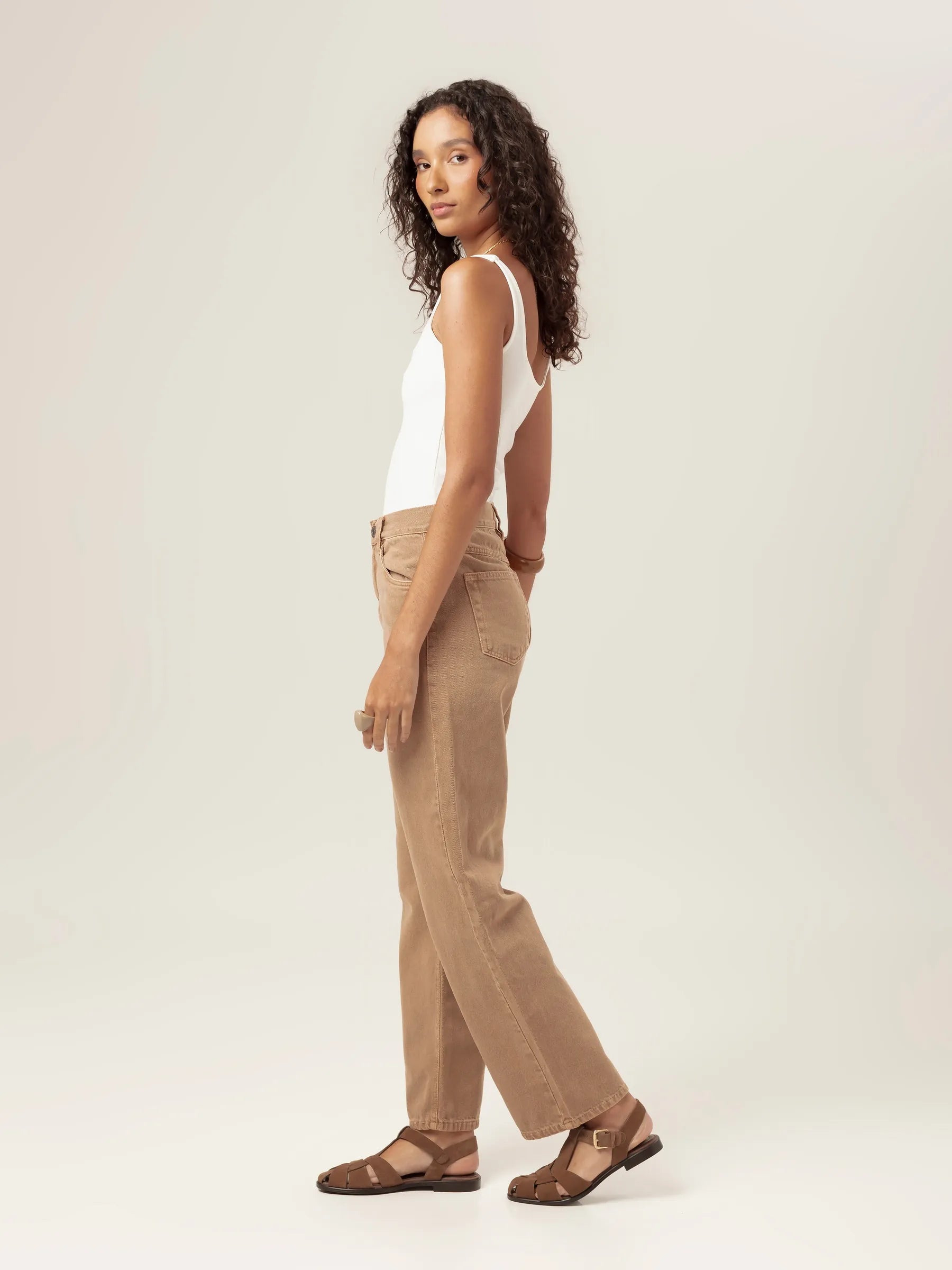 Regata Dupla Orquídea de Viscose FSC™ Branca Essencial 365. Compre online moda sustentável e atemporal na Minimadeia, marca slow fashion de roupas femininas. Foto produto MAR26 02