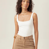 Regata Dupla Orquídea de Viscose FSC™ Branca Essencial 365. Compre online moda sustentável e atemporal na Minimadeia, marca slow fashion de roupas femininas. Foto produto MAR26 03