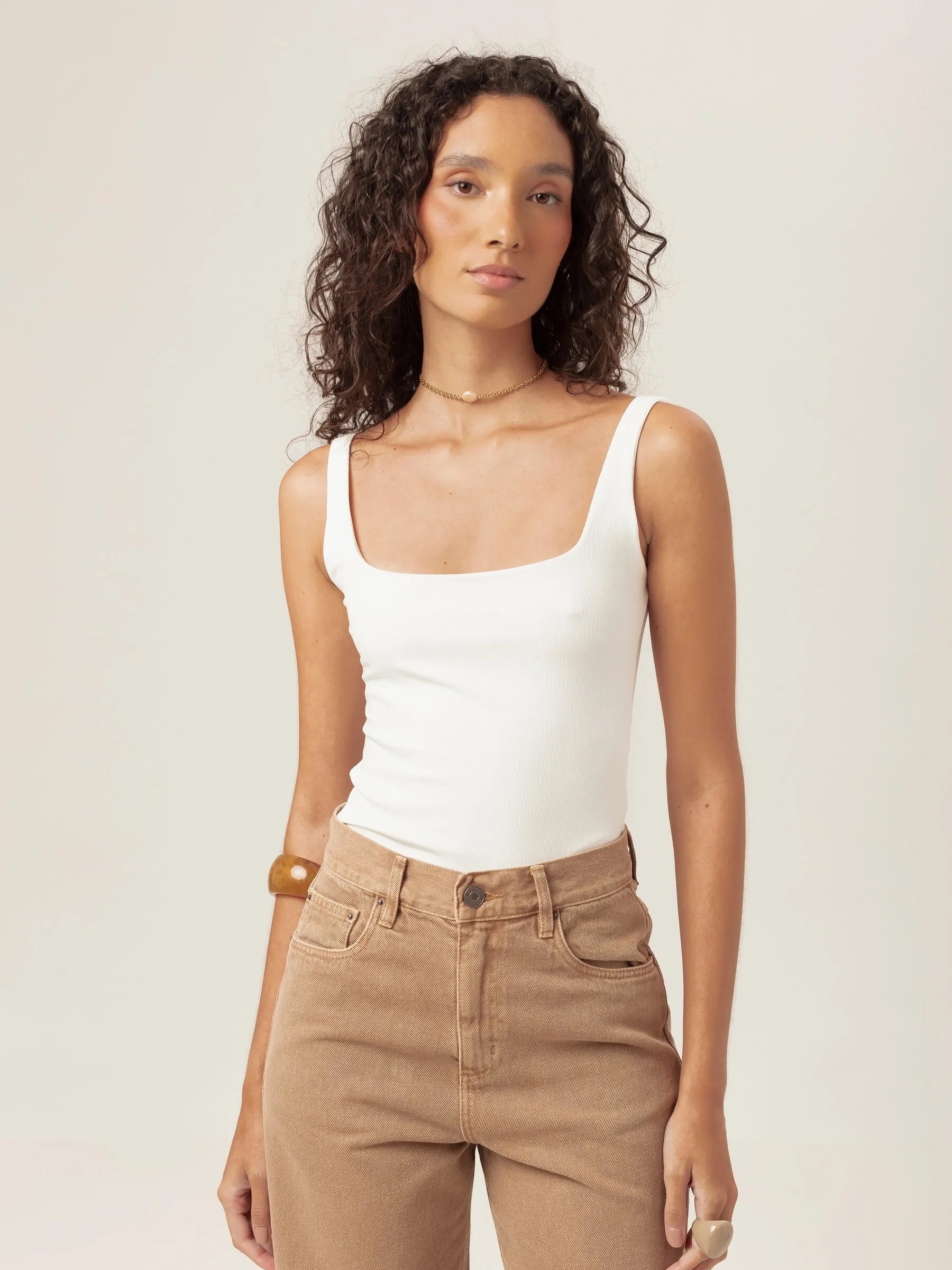 Regata Dupla Orquídea de Viscose FSC™ Branca Essencial 365. Compre online moda sustentável e atemporal na Minimadeia, marca slow fashion de roupas femininas. Foto produto MAR26 03