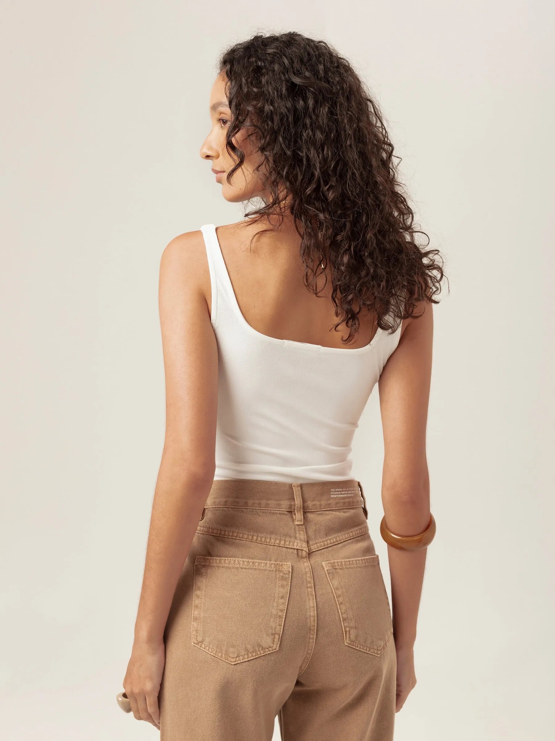 Regata Dupla Orquídea de Viscose FSC™ Branca Essencial 365. Compre online moda sustentável e atemporal na Minimadeia, marca slow fashion de roupas femininas. Foto produto MAR26 04