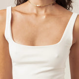 Regata Dupla Orquídea de Viscose FSC™ Branca Essencial 365. Compre online moda sustentável e atemporal na Minimadeia, marca slow fashion de roupas femininas. Foto produto MAR26 06