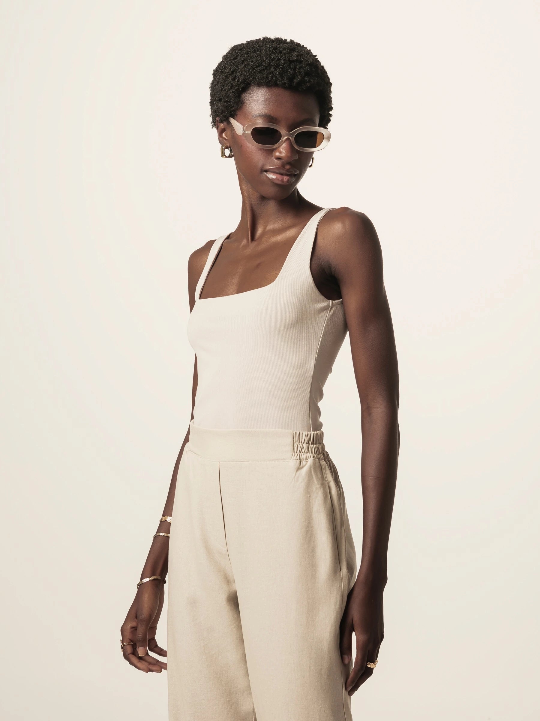 Regata Dupla Orquídea de Viscose FSC™ Bege Claro Essencial 365. Compre online moda sustentável e atemporal na Minimadeia, marca slow fashion de roupas femininas. Foto produto JUN26 06