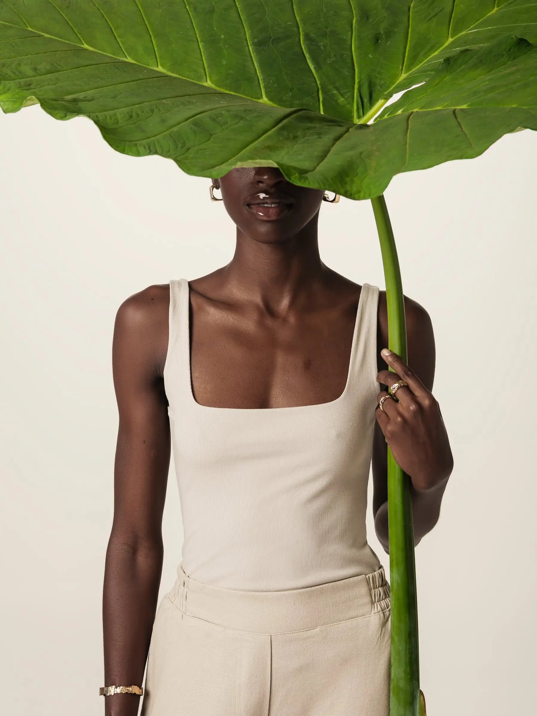 Regata Dupla Orquídea de Viscose FSC™ Bege Claro Essencial 365. Compre online moda sustentável e atemporal na Minimadeia, marca slow fashion de roupas femininas. Foto produto JUN26 14