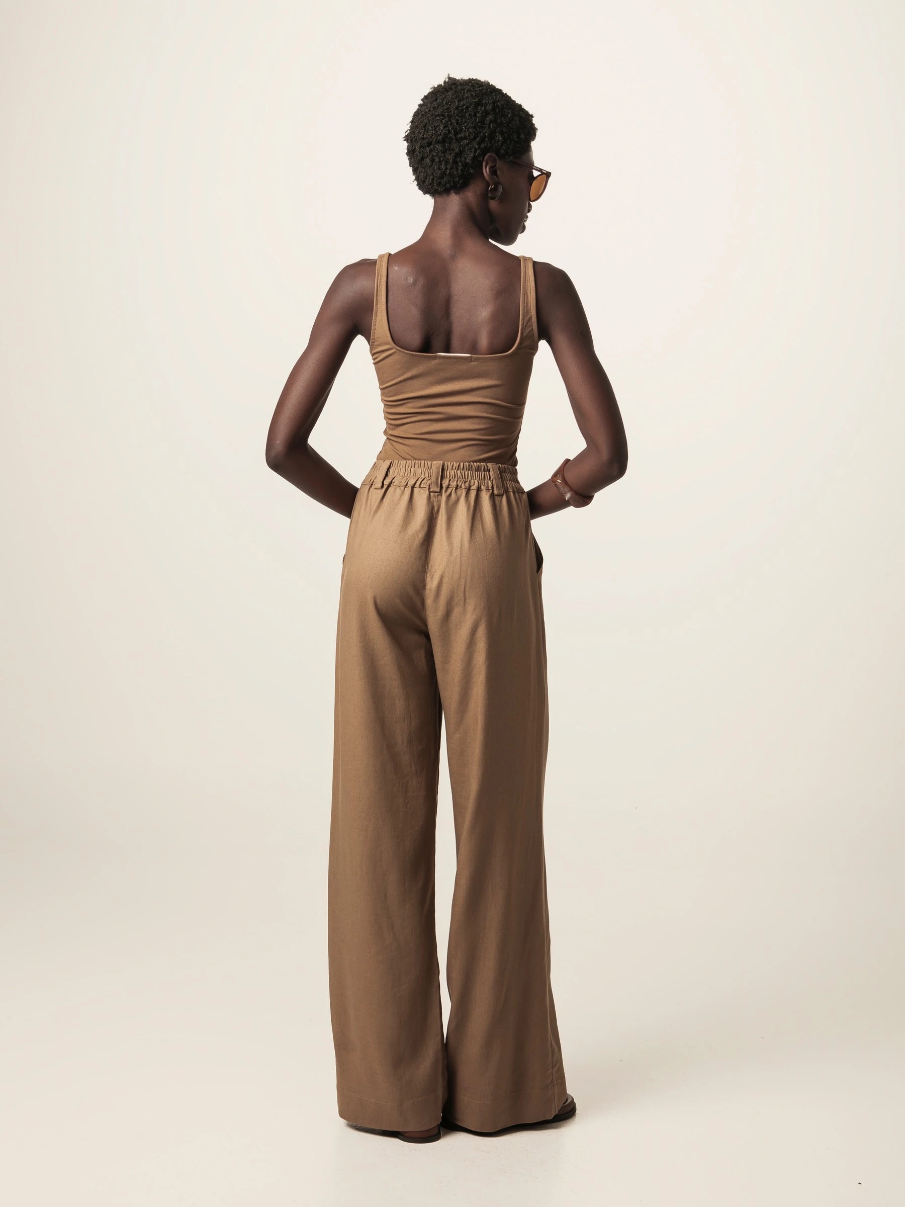 Regata Dupla Orquídea de Viscose FSC™ Marrom Claro Essencial 365. Compre online moda sustentável e atemporal na Minimadeia, marca slow fashion de roupas femininas. Foto produto JUN26 04