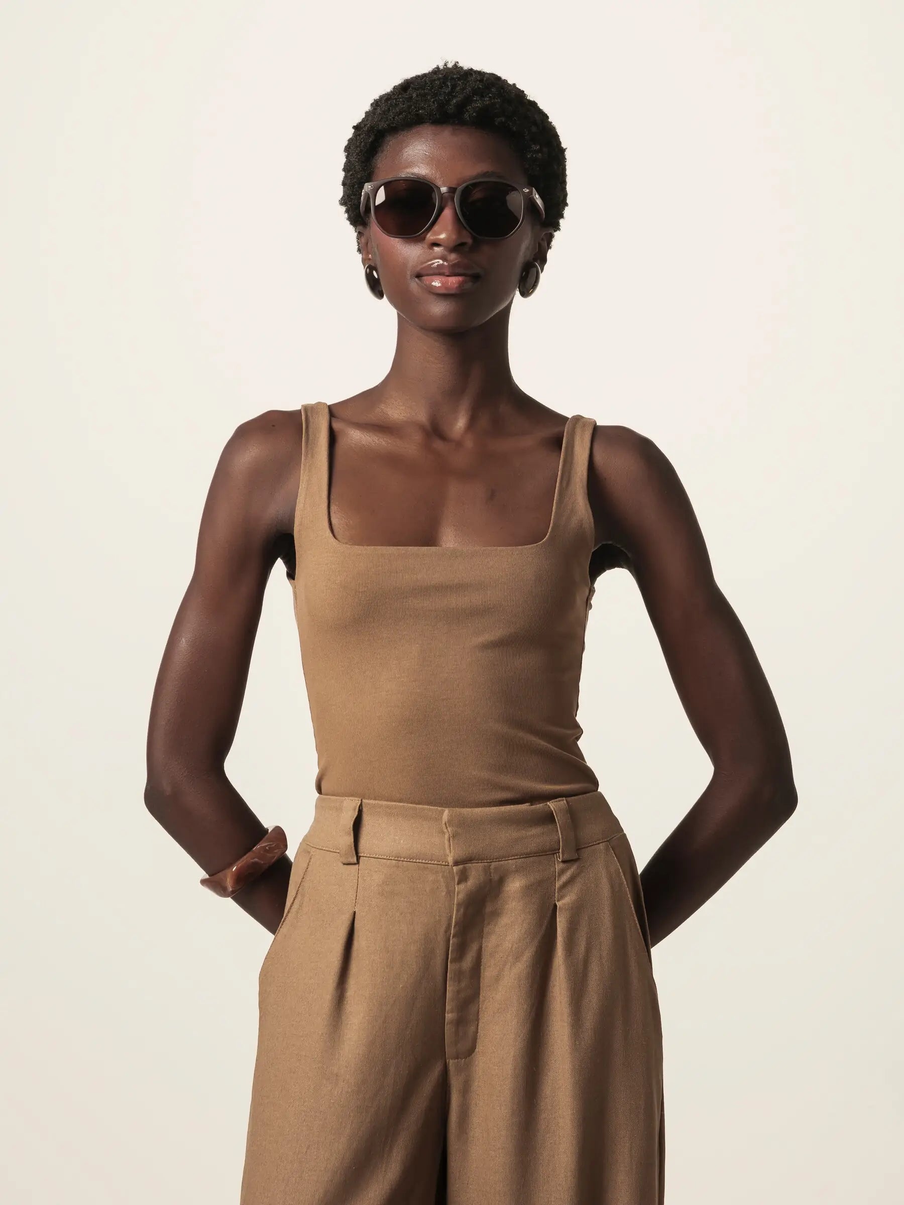 Regata Dupla Orquídea de Viscose FSC™ Marrom Claro Essencial 365. Compre online moda sustentável e atemporal na Minimadeia, marca slow fashion de roupas femininas. Foto produto JUN26 08