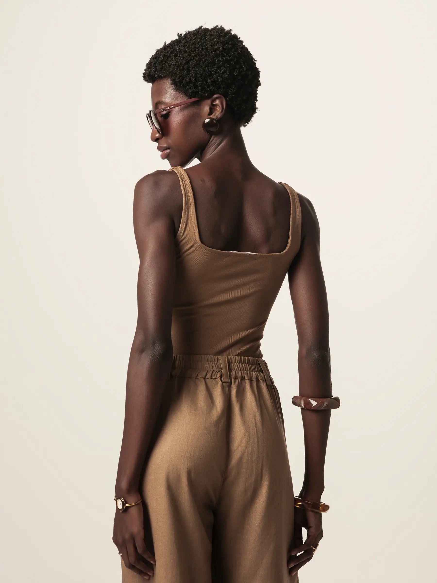 Regata Dupla Orquídea de Viscose FSC™ Marrom Claro Essencial 365. Compre online moda sustentável e atemporal na Minimadeia, marca slow fashion de roupas femininas. Foto produto JUN26 09