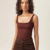 Regata Dupla Orquídea de Viscose FSC™ Marrom Escuro Essencial 365. Compre online moda sustentável e atemporal na Minimadeia, marca slow fashion de roupas femininas. Foto produto MAR26 06