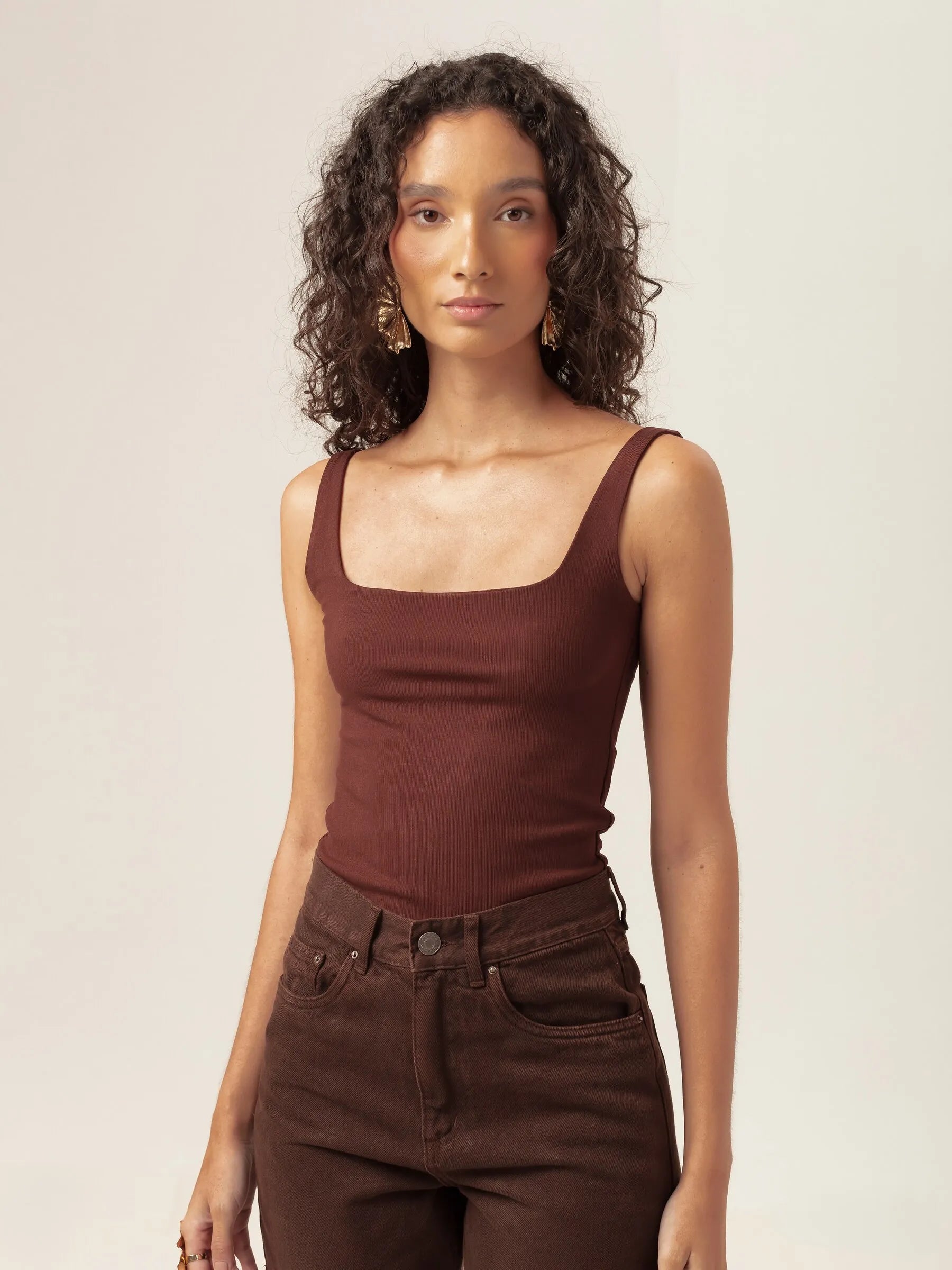 Regata Dupla Orquídea de Viscose FSC™ Marrom Escuro Essencial 365. Compre online moda sustentável e atemporal na Minimadeia, marca slow fashion de roupas femininas. Foto produto MAR26 06