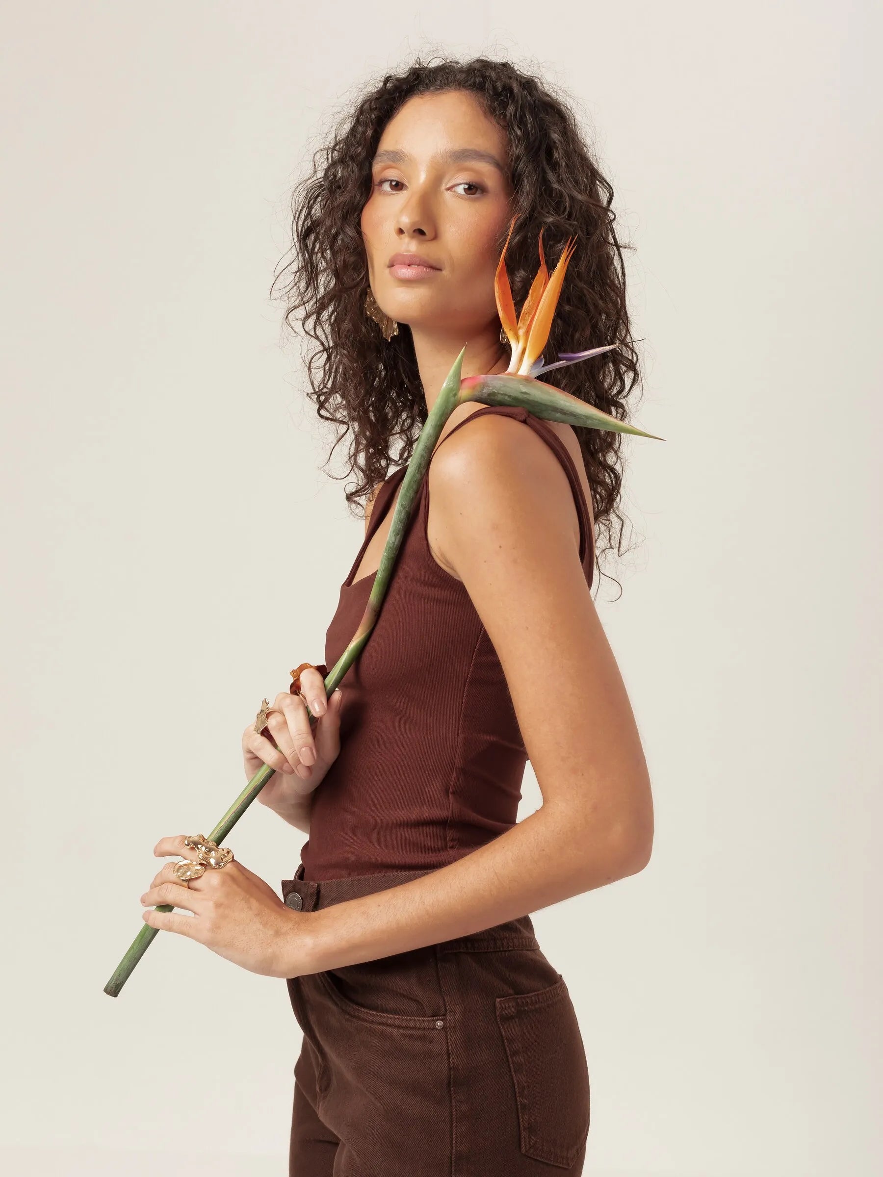 Regata Dupla Orquídea de Viscose FSC™ Marrom Escuro Essencial 365. Compre online moda sustentável e atemporal na Minimadeia, marca slow fashion de roupas femininas. Foto produto MAR26 08