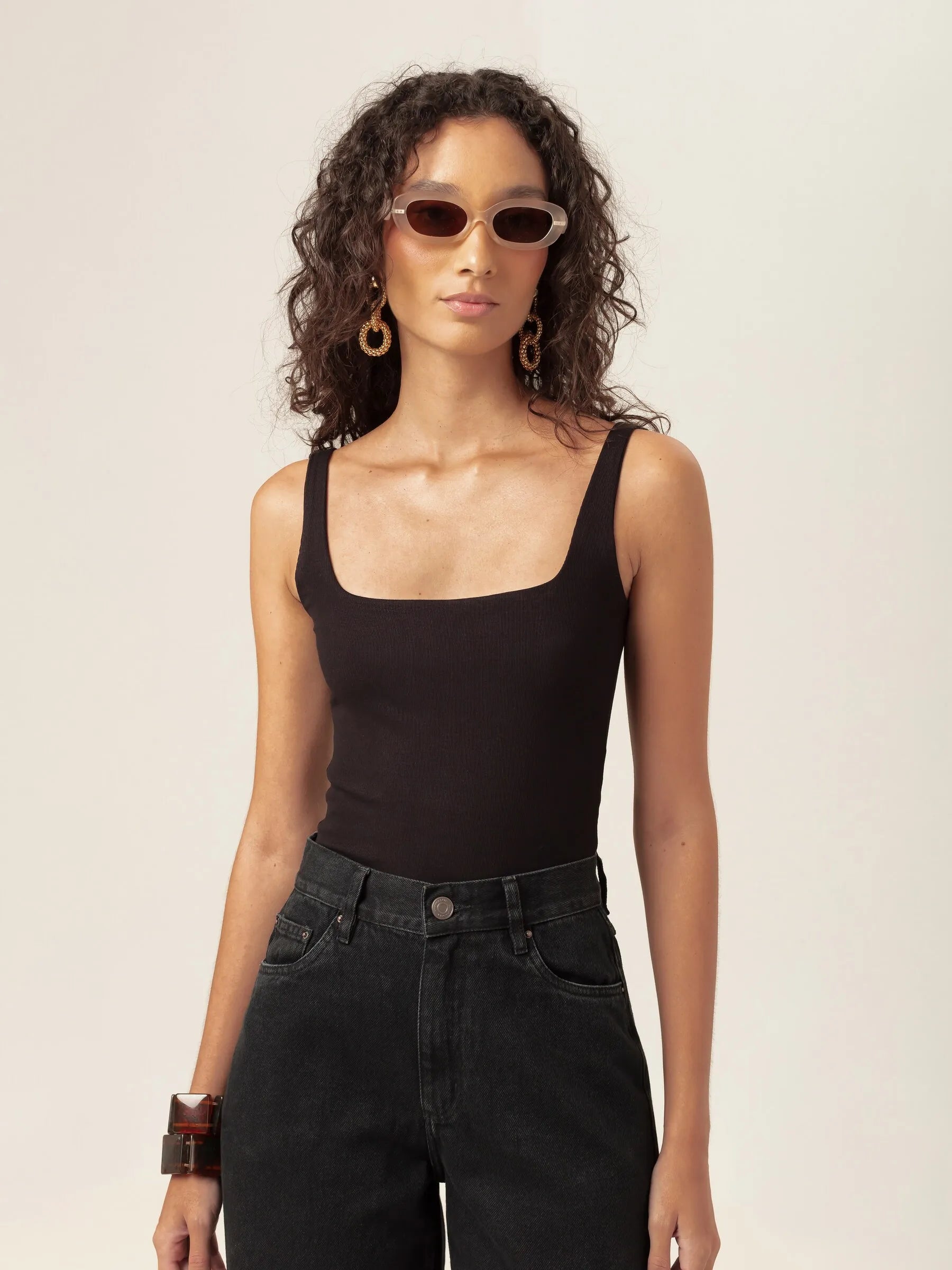 Regata Dupla Orquídea de Viscose FSC™ Preta Essencial 365. Compre online moda sustentável e atemporal na Minimadeia, marca slow fashion de roupas femininas. Foto produto MAR26 09