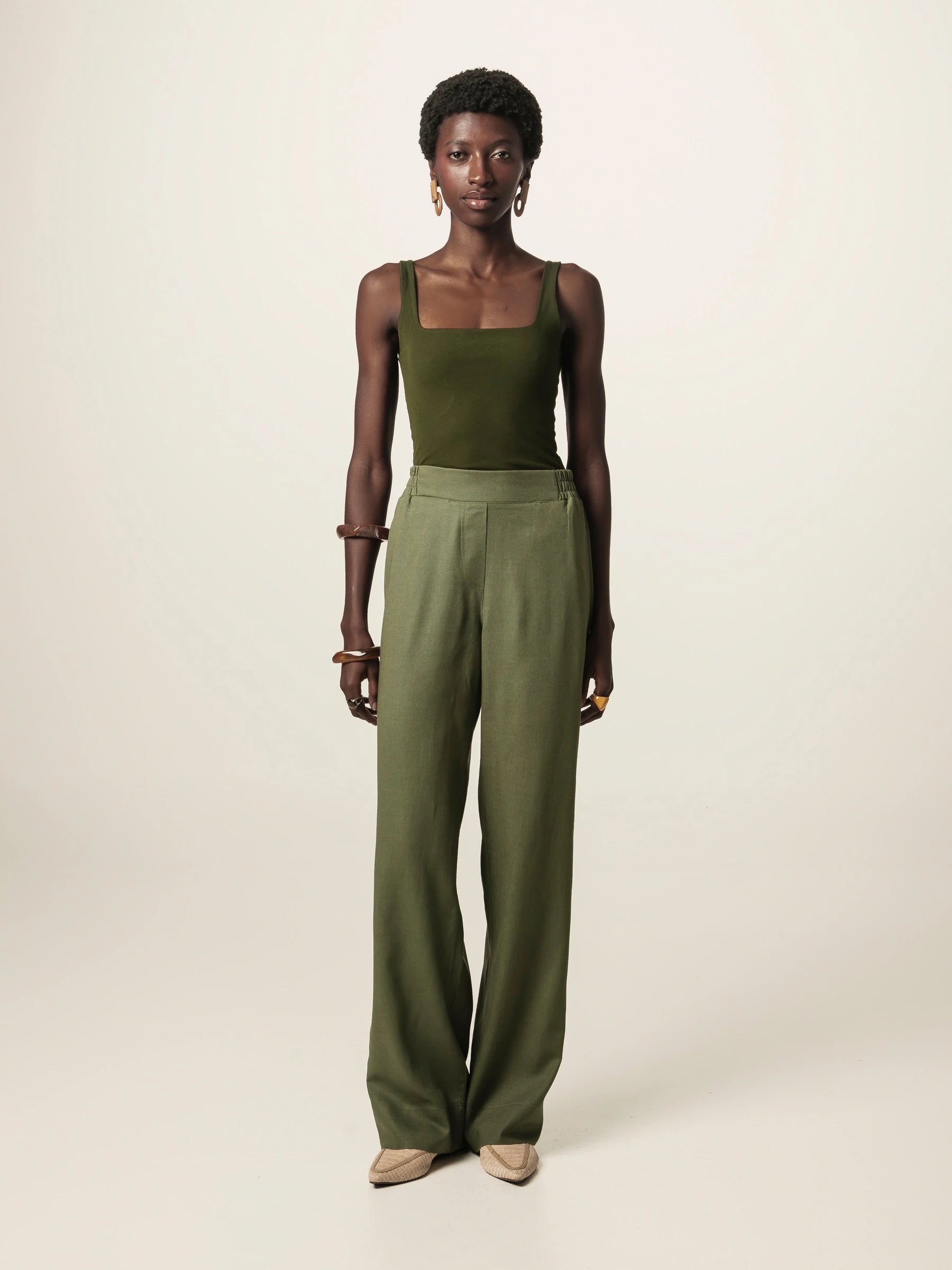Regata Dupla Orquídea de Viscose FSC™ Verde Escuro Essencial 365. Compre online moda sustentável e atemporal na Minimadeia, marca slow fashion de roupas femininas. Foto produto JUN26 02