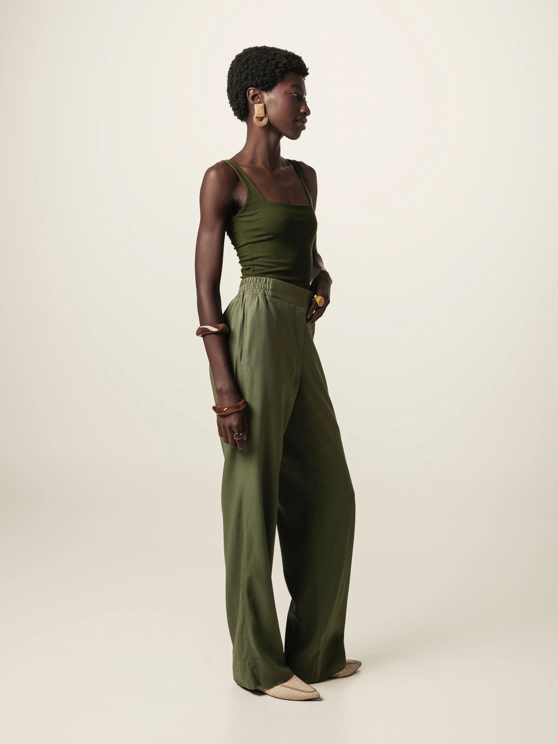 Regata Dupla Orquídea de Viscose FSC™ Verde Escuro Essencial 365. Compre online moda sustentável e atemporal na Minimadeia, marca slow fashion de roupas femininas. Foto produto JUN26 04