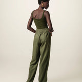 Regata Dupla Orquídea de Viscose FSC™ Verde Escuro Essencial 365. Compre online moda sustentável e atemporal na Minimadeia, marca slow fashion de roupas femininas. Foto produto JUN26 05