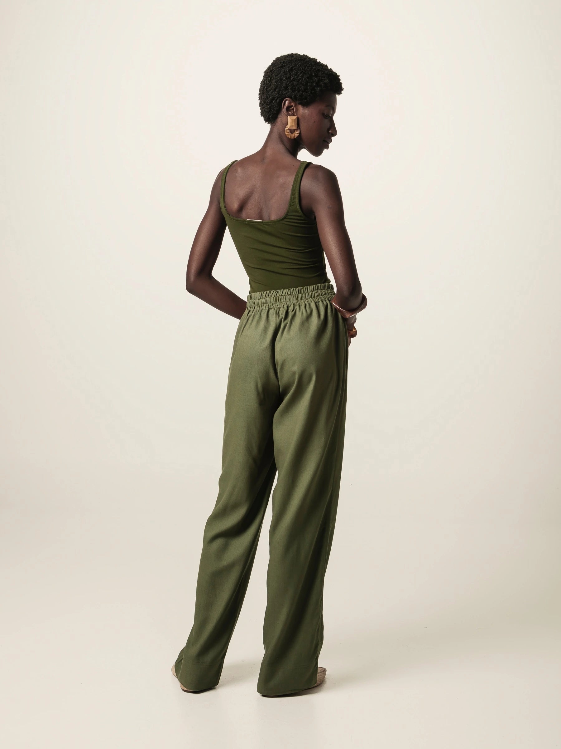 Regata Dupla Orquídea de Viscose FSC™ Verde Escuro Essencial 365. Compre online moda sustentável e atemporal na Minimadeia, marca slow fashion de roupas femininas. Foto produto JUN26 05