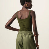 Regata Dupla Orquídea de Viscose FSC™ Verde Escuro Essencial 365. Compre online moda sustentável e atemporal na Minimadeia, marca slow fashion de roupas femininas. Foto produto JUN26 06