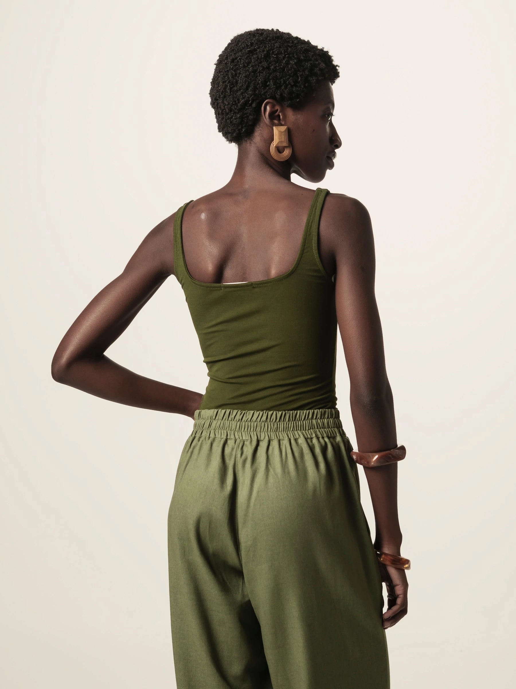 Regata Dupla Orquídea de Viscose FSC™ Verde Escuro Essencial 365. Compre online moda sustentável e atemporal na Minimadeia, marca slow fashion de roupas femininas. Foto produto JUN26 06
