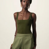 Regata Dupla Orquídea de Viscose FSC™ Verde Escuro Essencial 365. Compre online moda sustentável e atemporal na Minimadeia, marca slow fashion de roupas femininas. Foto produto JUN26 07