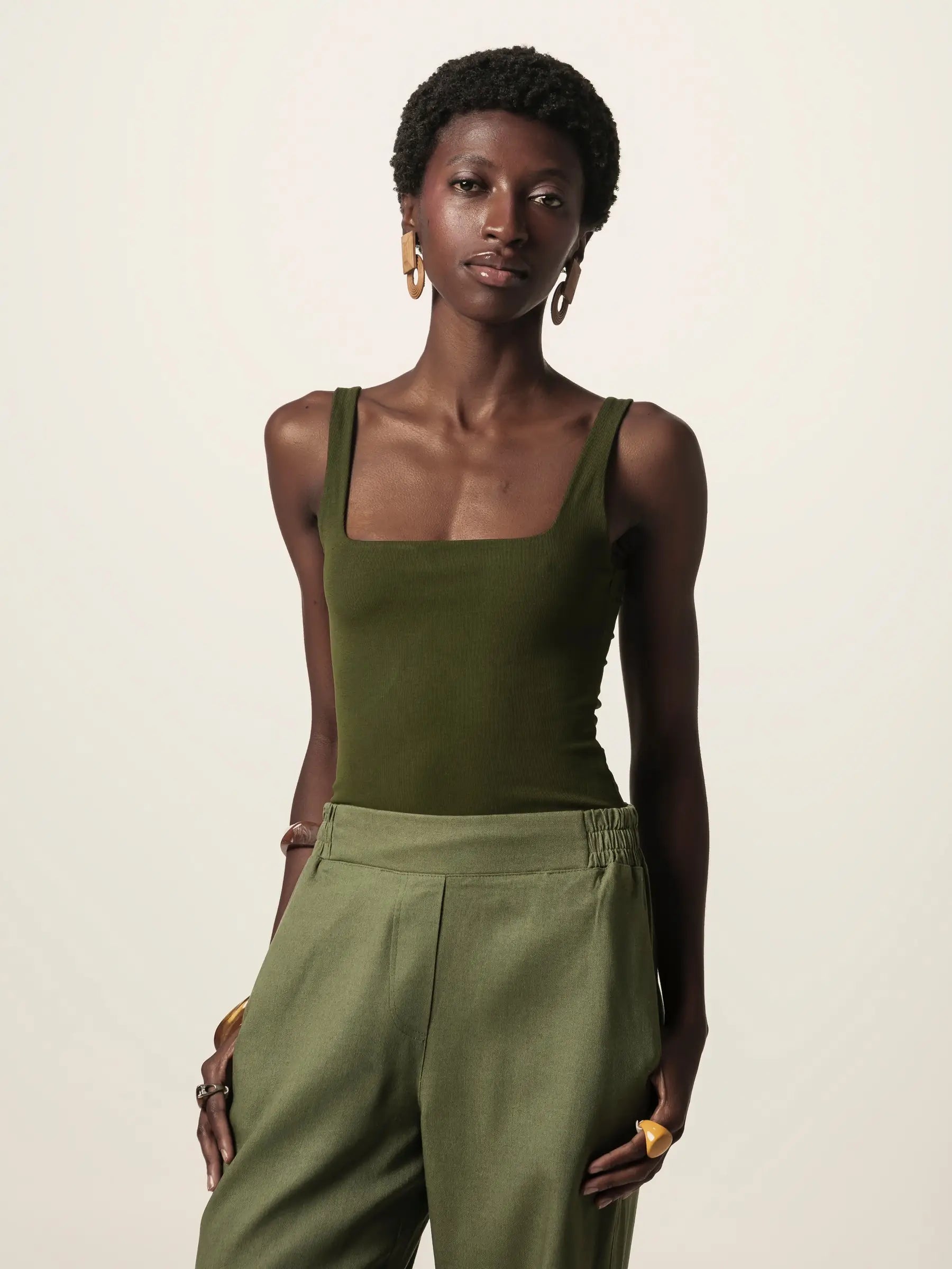 Regata Dupla Orquídea de Viscose FSC™ Verde Escuro Essencial 365. Compre online moda sustentável e atemporal na Minimadeia, marca slow fashion de roupas femininas. Foto produto JUN26 07