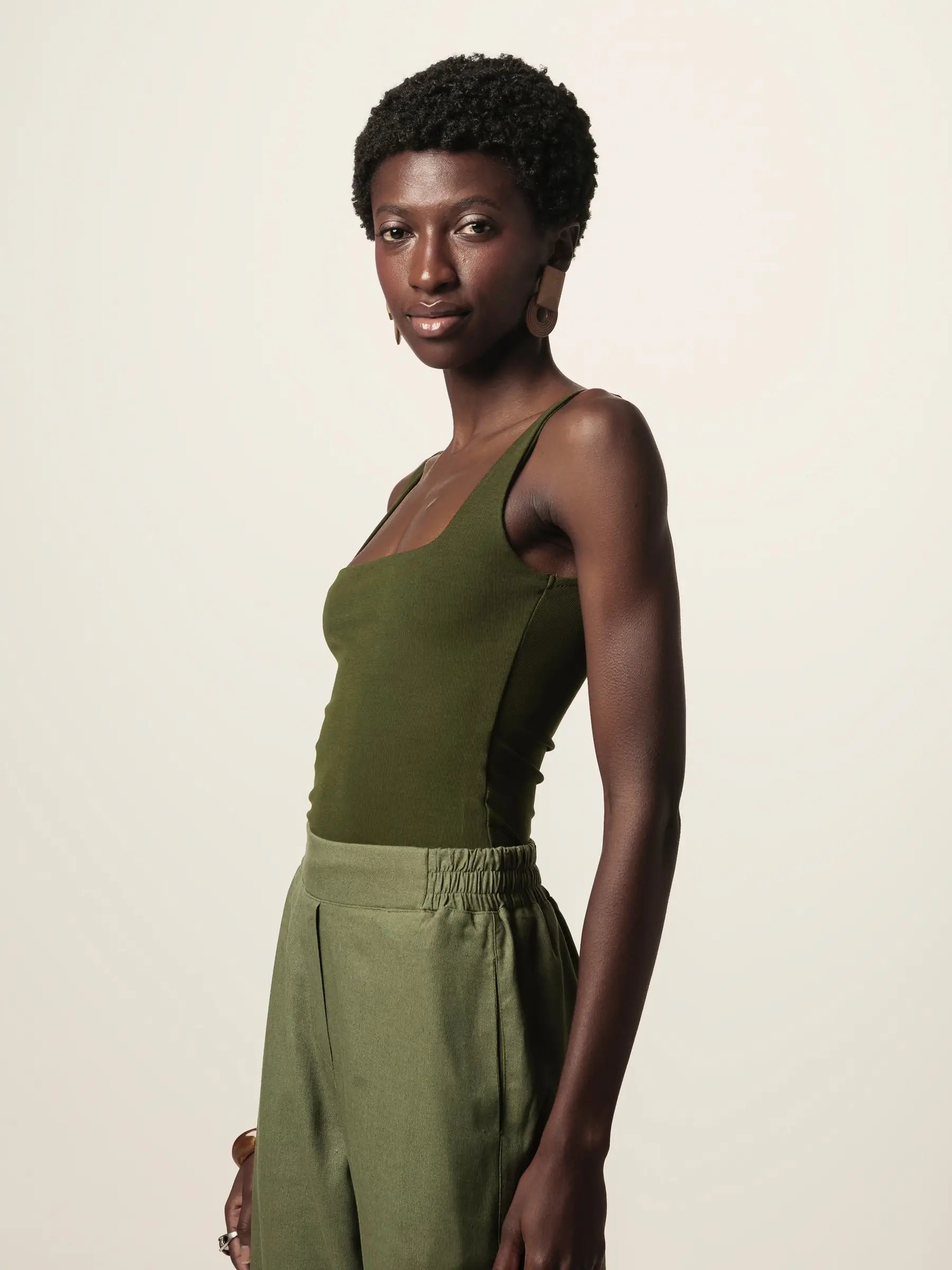 Regata Dupla Orquídea de Viscose FSC™ Verde Escuro Essencial 365. Compre online moda sustentável e atemporal na Minimadeia, marca slow fashion de roupas femininas. Foto produto JUN26 09